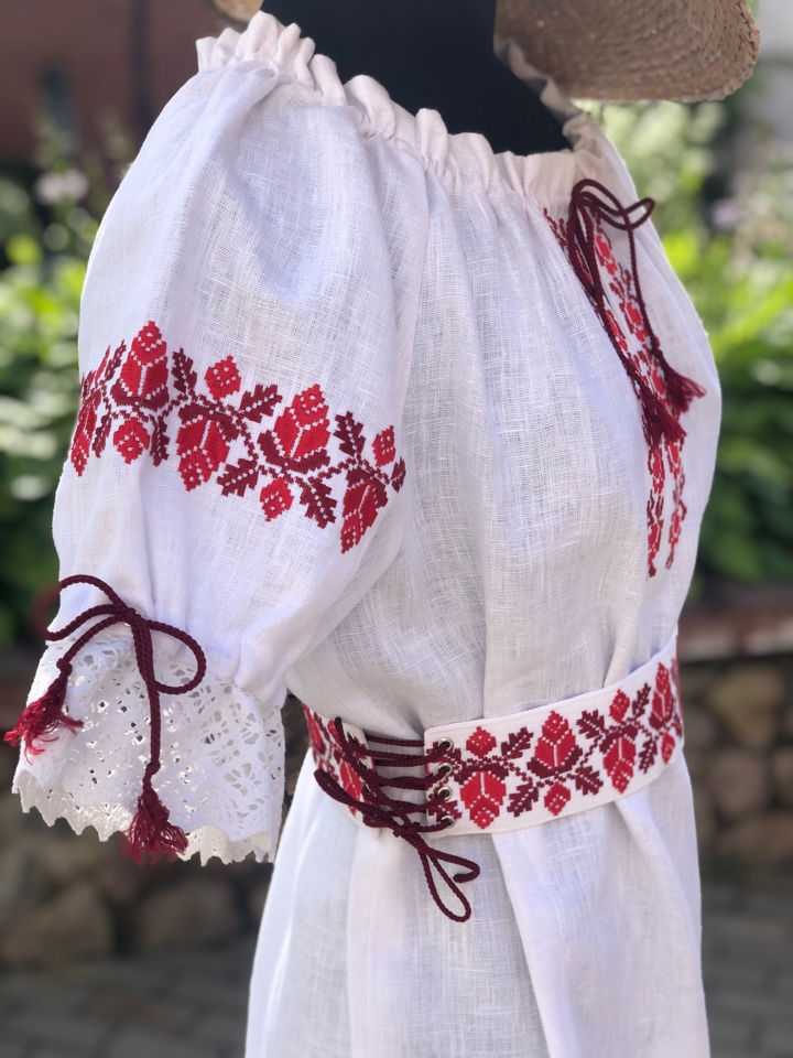 белое женское платье с красной вышивкой